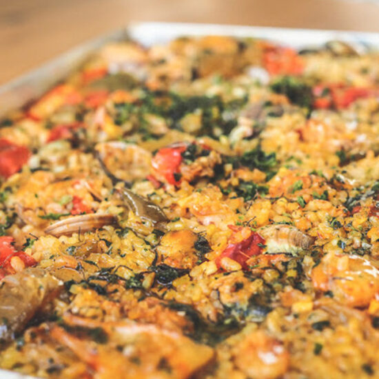 arroz clásico del señorito con choco braseado y marisco de la bahía