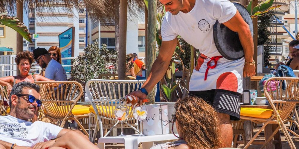 atención y servicio chiringuito de playa valdegrana beach club las holas